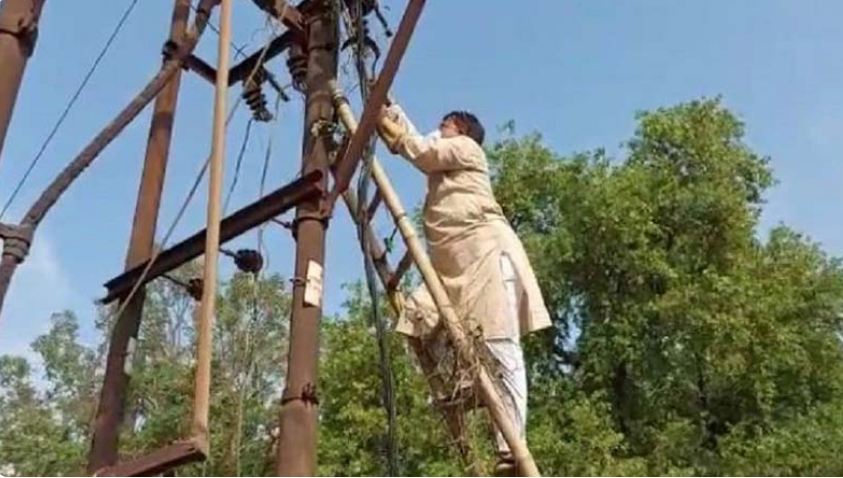 ನಿರಂತರ ಕರೆಂಟ್ ಸಮಸ್ಯೆ : ವಿದ್ಯುತ್ ಕಂಬ ಏರಿದ ಸಚಿವ – ಫೋಟೋ ವೈರಲ್..!