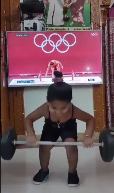 ನೆಟ್ಟಿಗರ ಹೃದಯ ಗೆಲ್ಲುತ್ತಿದೆ ಜ್ಯೂನಿಯರ್. ಮೀರಾಬಾಯ್ ಚಾನು ವಿಡಿಯೋ – VIRAL  