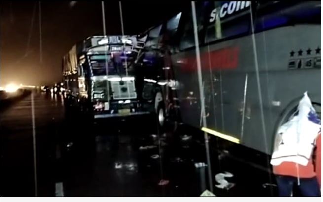 ಬಸ್ ಗೆ ಡಿಕ್ಕಿ ಹೊಡೆದ ಟ್ರಕ್ : ಭೀಕರ ಅಪಘಾತದಲ್ಲಿ 18 ಮಂದಿ ಸಾವು