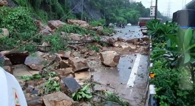 ಮಾಹಾ ಮಳೆಗೆ ಗೋವಾ–ಕರ್ನಾಟಕ ಗಡಿ ಪ್ರದೇಶದಲ್ಲಿ  ಭೂಕುಸಿತ ..! ಸಂಚಾರ ಸ್ಥಗಿತ