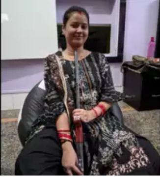 ಬಂದೂಕಿನ ಜೊತೆ ಸೆಲ್ಫಿ – ಜೀವ ಕಳೆದುಕೊಂಡ ನವವಿಹಾಹಿತೆ..!