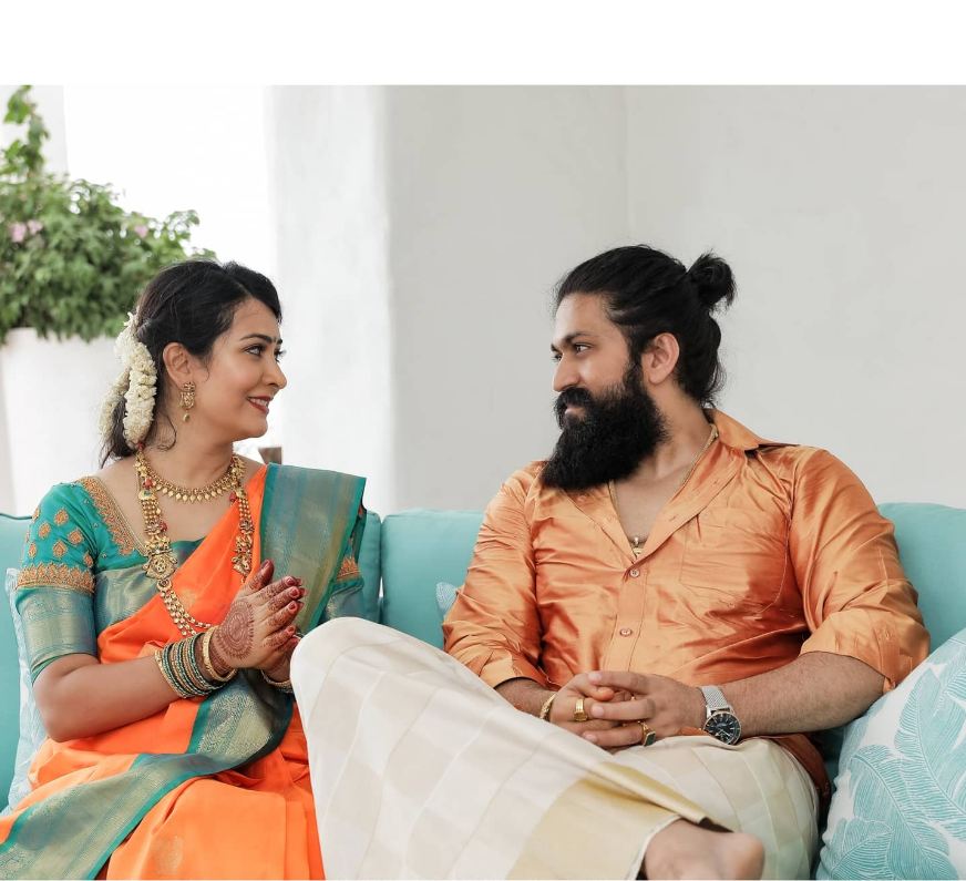 ಹೊಸ ಮನೆ ಗೃಹಪ್ರವೇಶ ನೆರವೇರಿಸಿದ ರಾಕಿಂಗ್ ಸ್ಟಾರ್ ದಂಪತಿ ..!