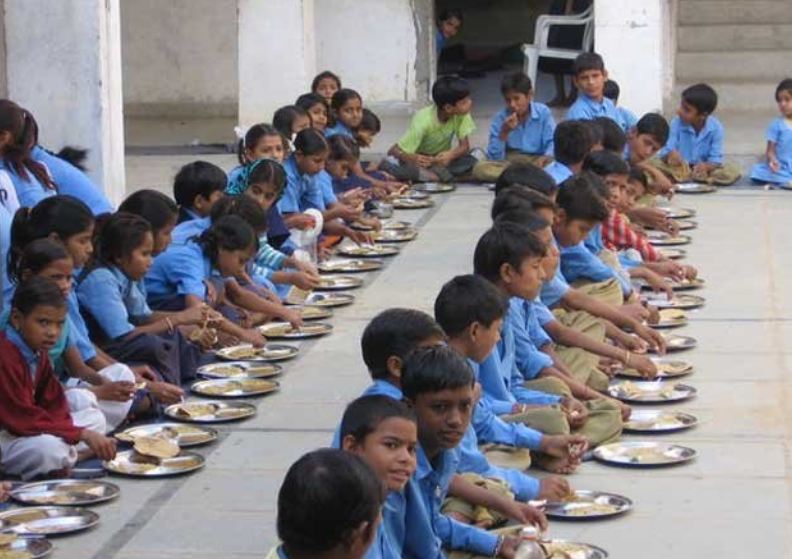 ದೇಶಾದ್ಯಂತ ಪ್ರಾಥಮಿಕ ಹಾಗೂ ಪೂರ್ವ ಪ್ರಾಥಮಿಕ  ಶಾಲೆಗಳ ಮಕ್ಕಳಿಗೆ ಬಿಸಿಯೂಟ ಯೋಜನೆಗೆ ಅನುಮೋದನೆ..!