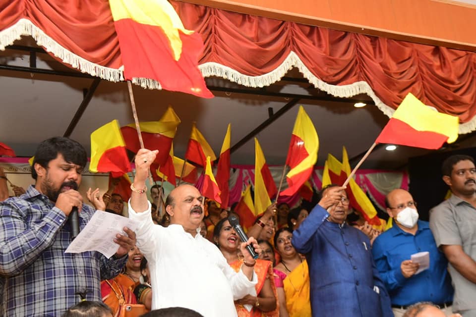 ‘ಕನ್ನಡಕ್ಕಾಗಿ ನಾವು’ ಗೀತಗಾಯನ. ಲಕ್ಷ ಕಂಠಗಳಲ್ಲಿ ಮೊಳಗಿದ ‘ಕನ್ನಡ ಡಿಂಡಿಮ’