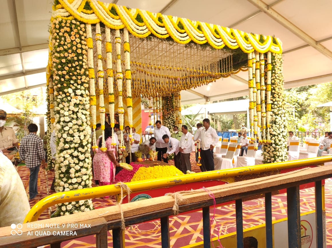 ಕಂಠೀರವ ಸ್ಟುಡಿಯೋದತ್ತ ಅಪ್ಪು ಅಭಿಮಾನಿಗಳ ದಂಡು