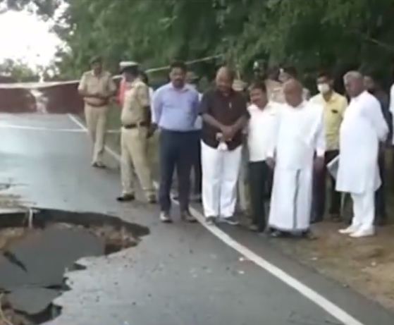 ಚಾಮುಂಡಿ ಬೆಟ್ಟದಲ್ಲಿ ಭೂಕುಸಿತವಾದ ಸ್ಥಳಕ್ಕೆ ಸಚಿವರ ಭೇಟಿ, ಪರಿಶೀಲನೆ