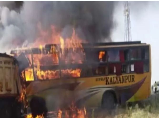 ಬಸ್ ಮತ್ತು ಆಯಿಲ್ ಟ್ಯಾಂಕರ್ ನಡುವೆ ಡಿಕ್ಕಿ 12 ಮಂದಿ  ಸಜೀವ ದಹನ