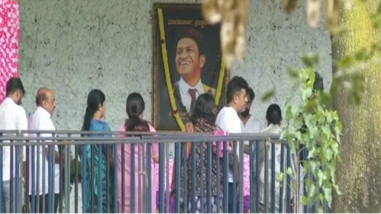 ಪುನೀತ್ ರಾಜ್ ಕುಮಾರ್ ಅವರ ತಿಂಗಳ ಪೂಜೆ ನೆರವೇರಿಸಿದ ದೊಡ್ಮನೆ ಕುಟುಂಬ