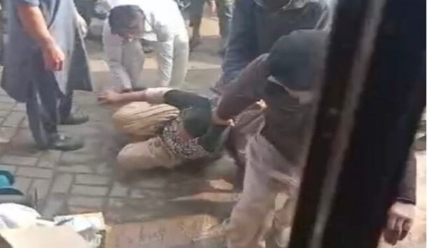 ಮಾರ್ಕೆಟ್ ನಲ್ಲಿ ನಾಲ್ವರು ಮಹಿಳೆಯರ ಬೆತ್ತಲೆ ಮೆರವಣಿಗೆ ಮಾಡಿಸಿದ ಕಿಡಡಿಗೇಡಿಗಳು