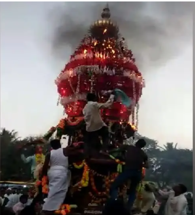 ಜಾತ್ರೆಯಲ್ಲಿ ಪಟಾಕಿ ಸಿಡಿದು ರಥಕ್ಕೆ ಬೆಂಕಿ – ತಪ್ಪಿದ ಅನಾಹುತ…