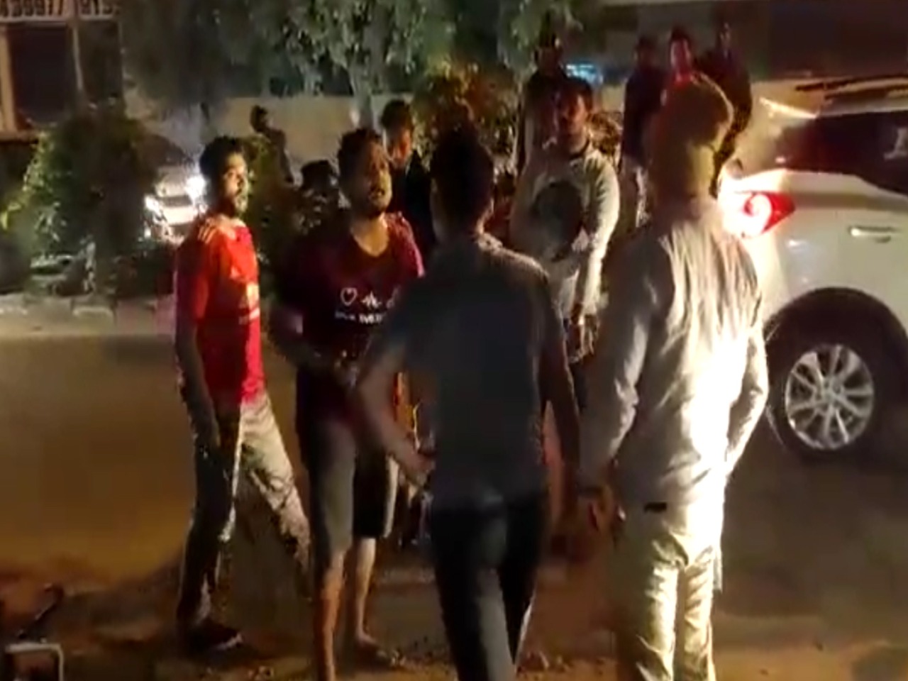 ಮಾಸ್ಕ್ ಹಾಕಿಕೊಳ್ಳಿ ಎಂದಿದ್ದಕ್ಕೆ ಪೊಲೀಸರನ್ನೆ ತಳಿಸಿದ ಪುಂಡರು