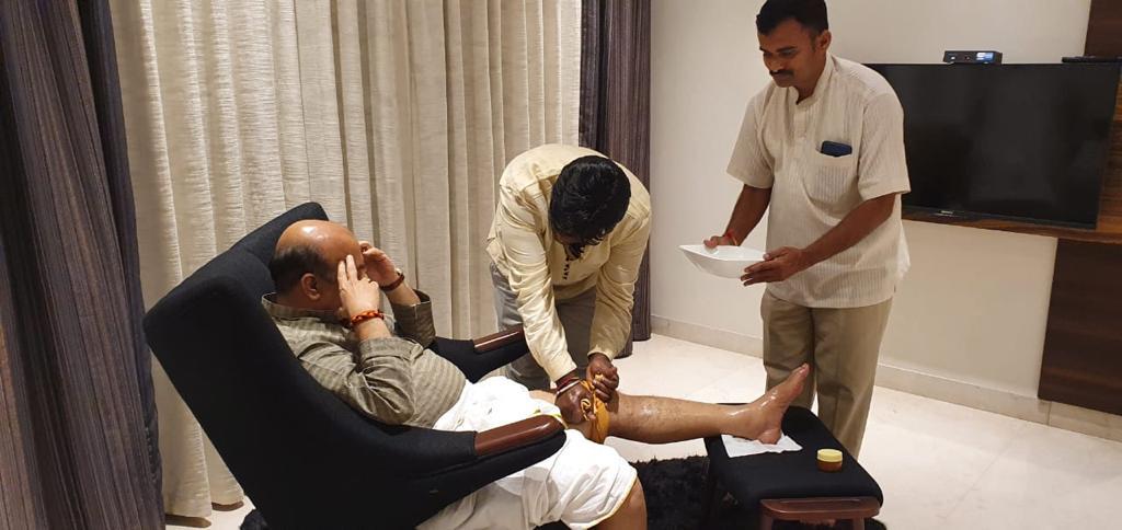 ನಾಟಿ ವೈದ್ಯರಿಂದ ಮಂಡಿ ನೋವಿಗೆ ಚಿಕಿತ್ಸೆ ಪಡೆದುಕೊಂಡ ಸಿ ಎಂ