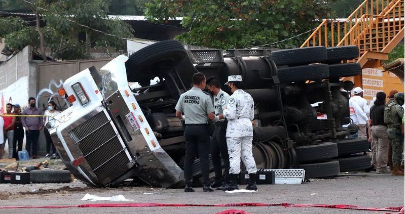 ಮೆಕ್ಸಿಕೋ : ಅಕ್ರಮವಾಗಿ ವಲಸಿಗರನ್ನ ಸಾಗಿಸುತ್ತಿದ್ದ ಟ್ರಕ್ ಪಲ್ಟಿ : 54 ಮಂದಿ ಸಾವು, 52 ಜನರಿಗೆ ಗಾಯ