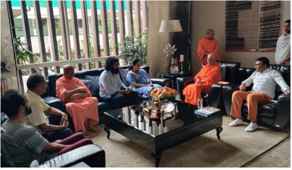 ಪುನೀತ್ ರಾಜ್ ಕುಮಾರ್ ಮನೆಗೆ ಭೇಟಿ ನೀಡಿದ ಆದಿಚುಂಚನಗಿರಿ ಶ್ರೀಗಳು….