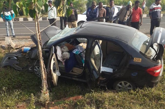 ಬೆಳಗಾವಿಯಲ್ಲಿ ಲಾರಿಗೆ ಕಾರು ಡಿಕ್ಕಿ : ಮೂವರು ಸಾವು