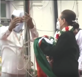 ಕಾಂಗ್ರೆಸ್ ಸಂಸ್ಥಾಪನಾ ದಿನ – ಸೋನಿಯಾ ಗಾಂಧಿ ಧ್ವಜಾರೋಹಣದ ವೇಳೆ ಬಿದ್ದ ಭಾವುಟ