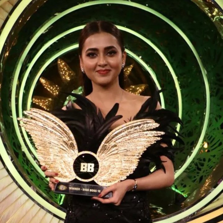 Bollywood – ಬಿಗ್ ಬಾಸ್ ಸೀಜನ್ 15 ರ ಕಿರೀಟ ತೊಟ್ಟ  ತೇಜಸ್ವಿ ಪ್ರಕಾಶ್