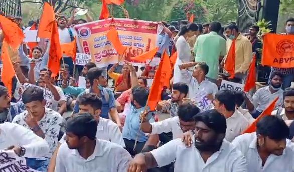 lathi charge on students at Bangalore University saaksha tv