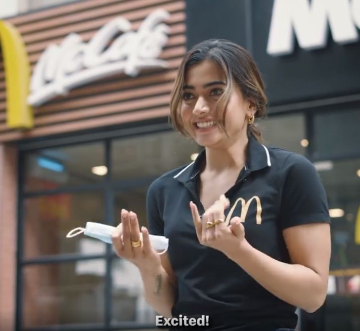 ಫುಡ್ ಡೆಲಿವರಿ ಹುಡುಗಿಯಾಗಿ ಗ್ರಾಹಕರ ಮನೆಗಳಿಗೆ ಹೋದ ರಶ್ಮಿಕಾ..!!