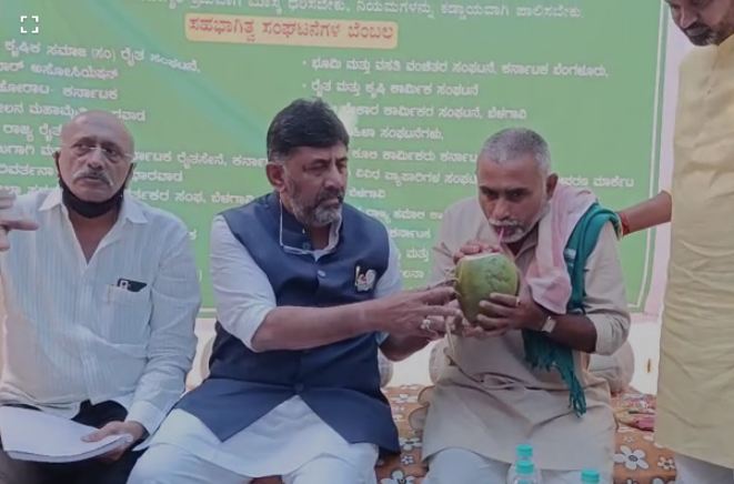 Belagavi : ರೈತ ಹೋರಾಟಗಾರರ ಮನವೊಲಿಸಿದ ಡಿಕೆಶಿ , ಉಪವಾಸ ಸತ್ಯಾಗ್ರಹ ವಾಪಸ್….