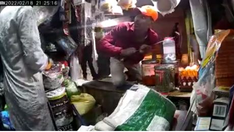 Bengaluru : ತಲ್ವಾರ್ ಹಿಡಿದು ಲೂಟಿಗೆ ರಸ್ತೆಗಿಳಿದು ಪುಂಡಾಟ ನಡೆಸಿರುವ ಗೂಂಡಾಗಳು