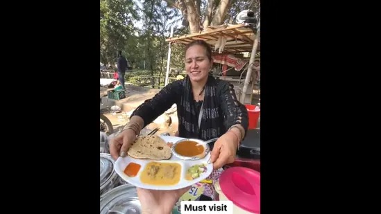 ಲಾಕ್ ಡೌನ್ ನಲ್ಲಿ ಕೆಲಸ ಕಳೆದುಕೊಂಡ ಶಿಕ್ಷಕಿ  ಹೋಟೆಲ್ ತೆರೆದ ಕಥೆ…