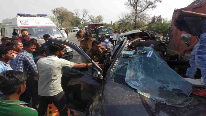 ಉತ್ತರ ಪ್ರದೇಶ – ಭೀಕರ ರಸ್ತೆ ಅಪಘಾತ ಸಂಭವಿಸಿ ಐವರ ಸಾವು…