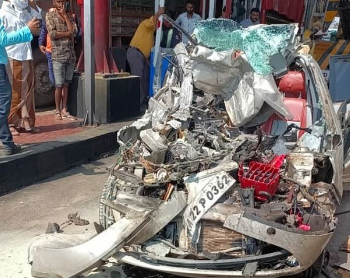 Car collides with tanker three dead on spot in chitradurga saaksha tv