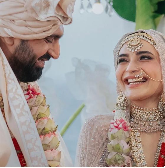 Bollywood : ಬಹುಕಾಲದ ಗೆಳೆಯನ ಕೈಹಿಡಿದ ಕರೀಷ್ಮಾ ತನ್ನಾ