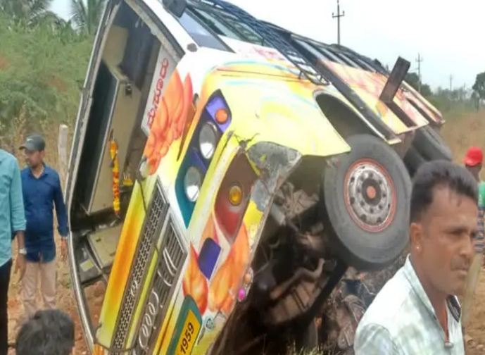 BUS OVERTURNED IN CHAMARAJANAGARA saaksha tv