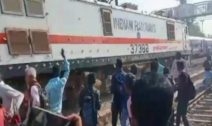 Bangalore-Chennai Shatabdi Express train turn over people who stood on the track in Kolar saaksha tv