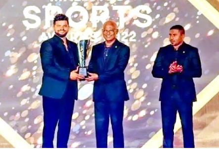 suresh-raina-recieves-sports-icon-award saaksha tv