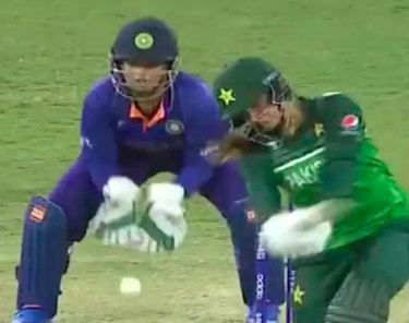 ind-vs-pak-india-wicketkeeper-richa-ghosh-stunning-stumping saaksha tv