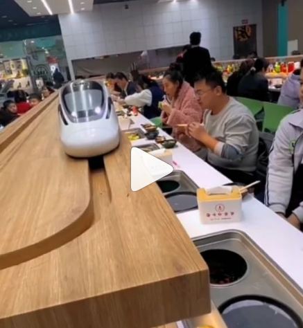 ರೆಸ್ಟೋರೆಂಟ್ ನಲ್ಲಿ ಬುಲೆಟ್ ಟ್ರೈನ್ ಮೂಲಕ ಆಹಾರ ಸಪ್ಲೈ..!!