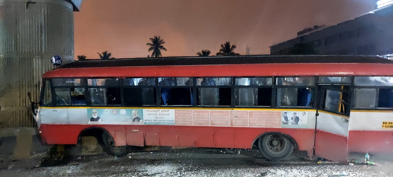 ಮೆಟ್ರೋ ಪಿಲ್ಲರ್ ಗೆ ಗುದ್ದಿದ KSRTC ಬಸ್ – 25 ಕ್ಕೂ ಹೆಚ್ಚು ಜನರಿಗೆ ಗಾಯ