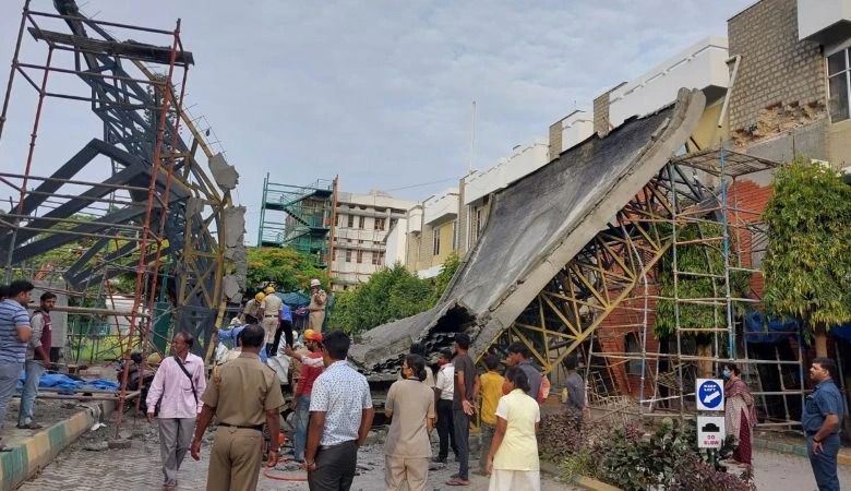ಆಸ್ಪತ್ರೆ ಮೆಲ್ಚಾವಣಿ ಕುಸಿತ – ಅವಶೇಷಗಳಡಿ ಸಿಲುಕಿದ ಇಬ್ಬರು ಕಾರ್ಮಿಕರು  