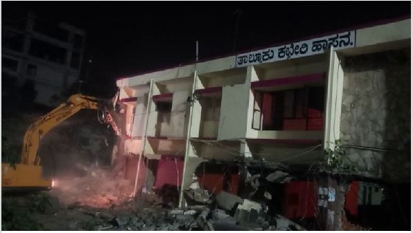 ರಾತ್ರೋ ರಾತ್ರಿ ಘರ್ಜಿಸಿದ ಜೆಸಿಬಿ – ಹಾಸನ ತಾಲೋಕು ಕಛೇರಿ ನೆಲಸಮ