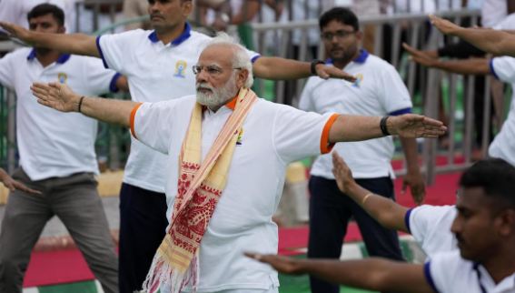 ಮೈಸೂರಿನಲ್ಲಿ ರಾಜವಂಶಸ್ಥರ ಜೊತೆಗೆ ಮೈಸೂರ್ ಪಾಕ್ ಇಡ್ಲಿ ಸೇವಿಸಿದ ಮೋದಿ..!!!