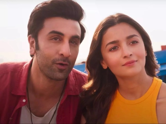 ಕೇಸರಿಯಾ ಹಾಡಿನ ಆ ಒಂದು ಪದಕ್ಕಾಗಿ ಸಿಕ್ಕಾಪಟ್ಟೆ ಟ್ರೋಲ್  ಆಗುತ್ತಿದೆ ಬ್ರಹ್ಮಾಸ್ತ್ರ