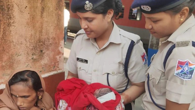 ಚಲಿಸುತ್ತಿದ್ದ ರೈಲಿನಲ್ಲಿ ಮಗುವಿಗೆ ಜನ್ಮ ನೀಡಿದ ಮಹಿಳೆ – RPF ನಿಂದ ಸಹಾಯ