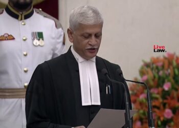 U U Lalit: ಸುಪ್ರೀಂ ಕೋರ್ಟ್ ಮುಖ್ಯ ನ್ಯಾಯಮೂರ್ತಿಯಾಗಿ ಯುಯು ಲಲಿತ್ ಪ್ರಮಾಣ ವಚನ ಸ್ವೀಕಾರ…