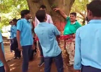 Math Teacher: ಕಡಿಮೆ ಅಂಕ ನೀಡಿದ್ದಕ್ಕೆ ಶಿಕ್ಷಕರನ್ನೇ ಥಳಿಸಿದ ವಿದ್ಯಾರ್ಥಿಗಳು..