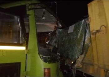 Chitradurga Collision between bus and lorryd lorry More than 15 people were injured saaksha tv