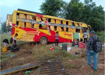 Bus Accident Bus overturns in Kolar - two killed saaksha tv