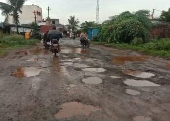 Dharwad A pothole in the road in Betageri saaksha tv