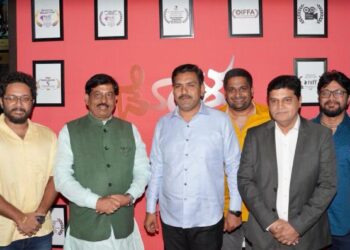 Minister Murugesh Nirani and B.Y.Vijayendra watched the movie Dollu 152081-2 saaksha tv