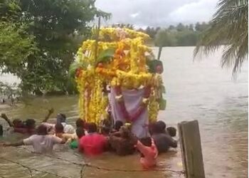 VILLAGERS CARRIED DEAD BODY IN THE WATER IN mandya saaksha tv