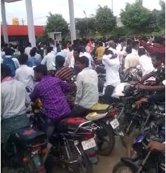Chikkaballapur Free petrol for those who came for the Tiranga Yatra saaksha tv