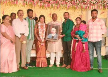 Veer Savarkar photo gift for new couple saaksha tv