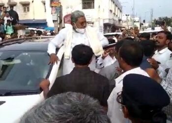 Congress : ಕಾರಿನಿಂದ ಇಳಿಯುವಾಗ ಕಾಲು ಜಾರಿ ಬಿದ್ದ ಸಿದ್ದರಾಮಯ್ಯ